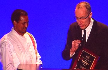 Dawit Kebede receiving CPJ's award