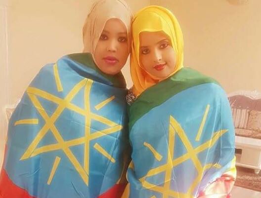 Photo - Ethiopian Somali women with Ethiopian federal flag